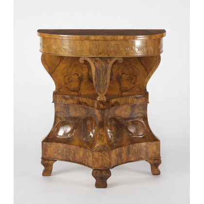 Yverdon console table with lion motifs