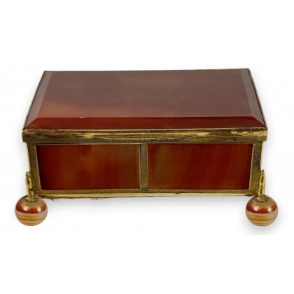 Coffret en agathe rouge et laiton doré
