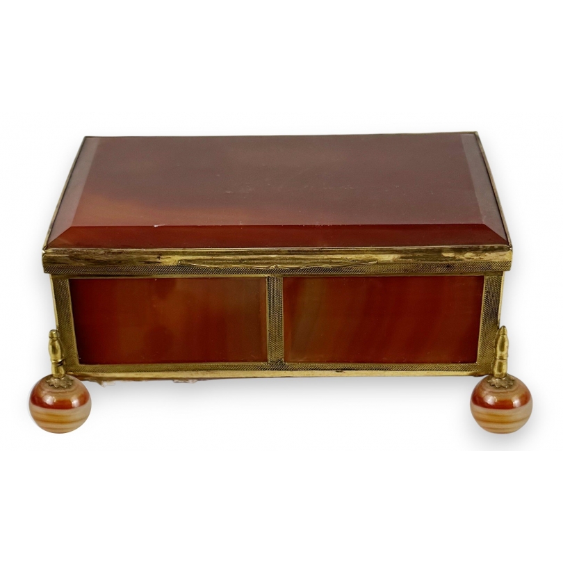 Coffret en agathe rouge et laiton doré