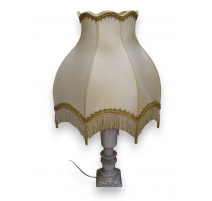 Table lamp with lampshade in alabaster