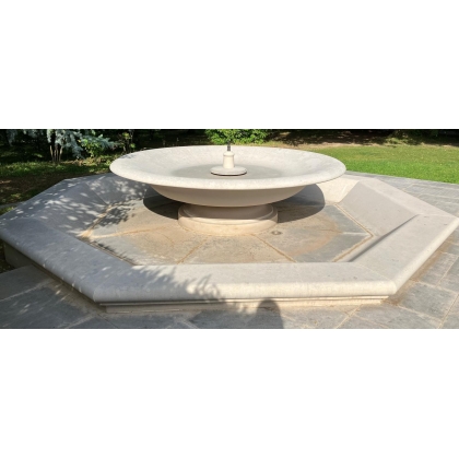 Monumentale fontaine ronde avec margelle