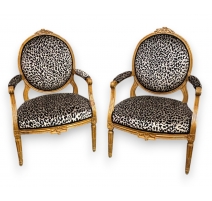 Paire de fauteuils Louis XVI en hêtre