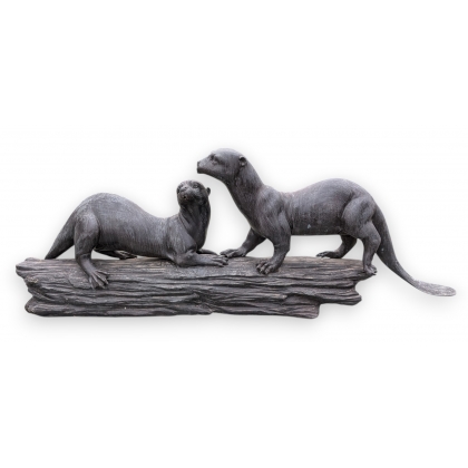 Couple de loutres sur une branche en bronze