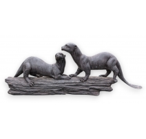Couple de loutres sur une branche en bronze