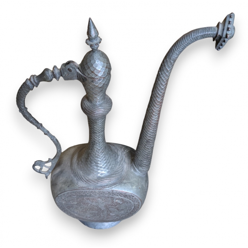 Aiguière en métal gravé