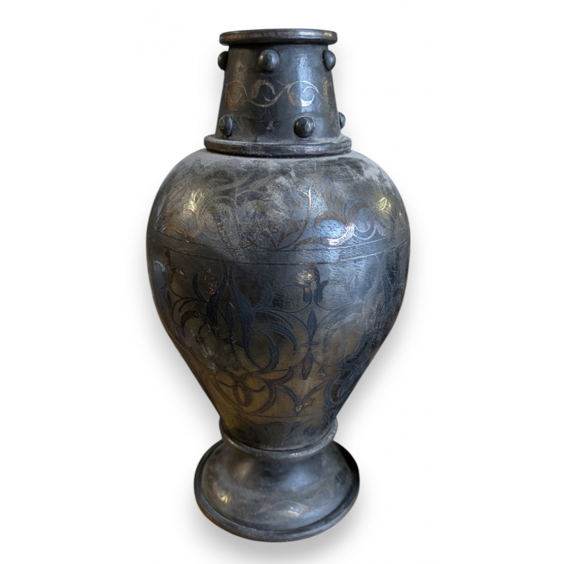 Vase en métal à incrustations d'argent