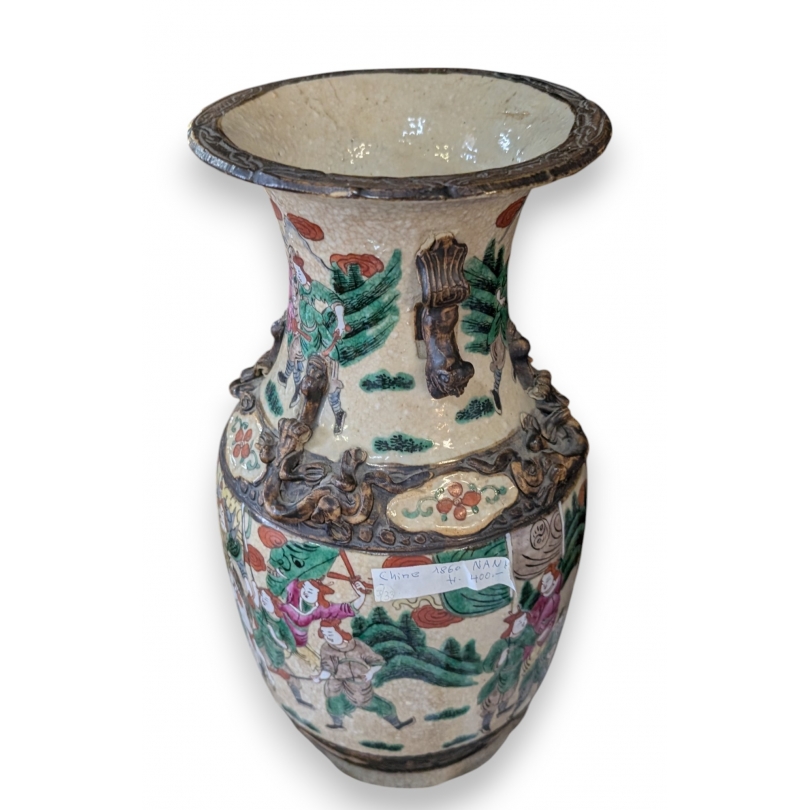 Vase en porcelaine décor guerriers