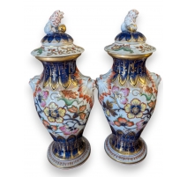 Paire de vases couverts en porclaine