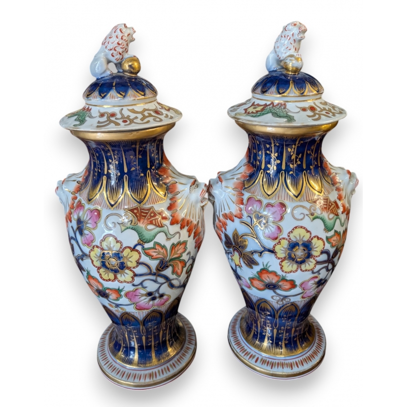 Paire de vases couverts en porclaine