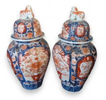 Paire de vases couvert en porcelaine Imari