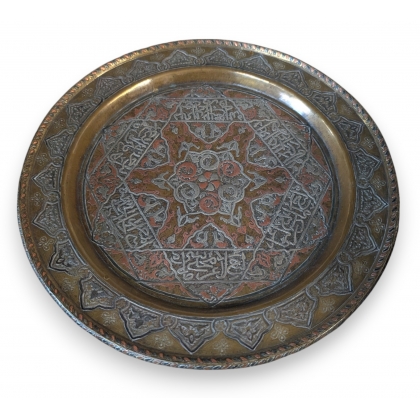 Assiette en laiton à réhauts d\'argent et de cuivre