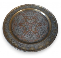 Assiette en laiton à réhauts d'argent et de cuivre