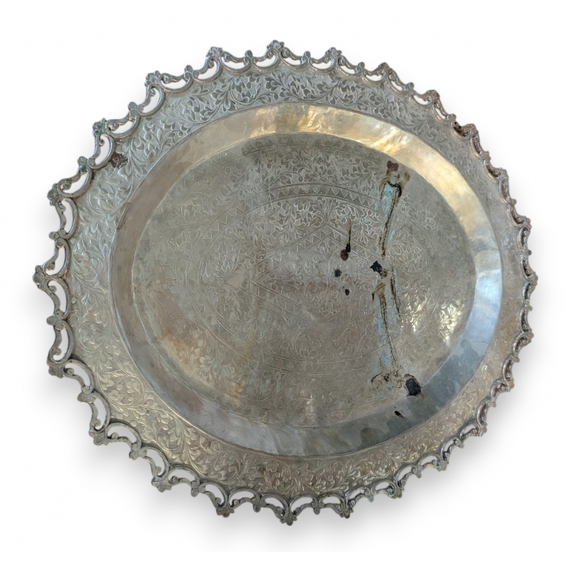 Oval silver-coloured metal dish
