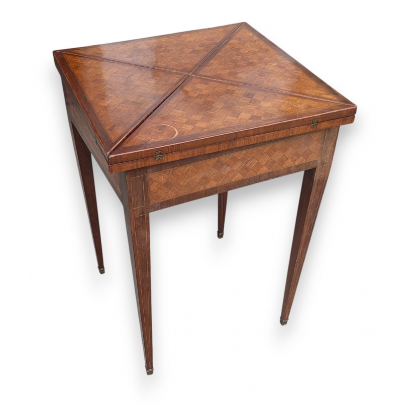 Table à jeu mouchoir marquetée