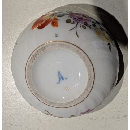 Boite ronde en porcelaine à fleurs