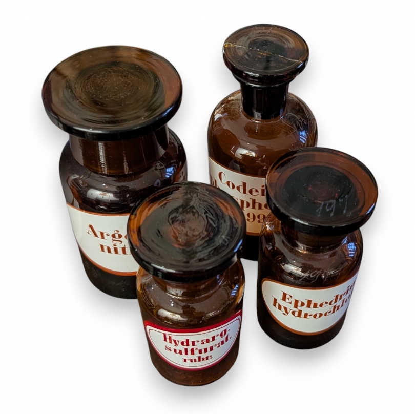 Lot de 4 pots à pharmacie en verre brun