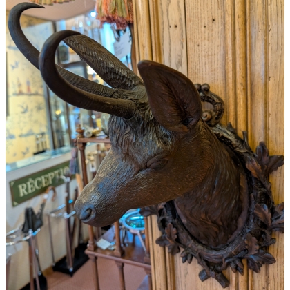 Tête de chamois en bois sculpté de Brienz