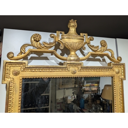 Miroir style Louis XVI fronton urne en bois doré