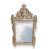 Miroir style Louis XVI doré, fronton urne