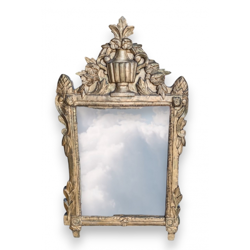 Miroir style Louis XVI doré, fronton urne