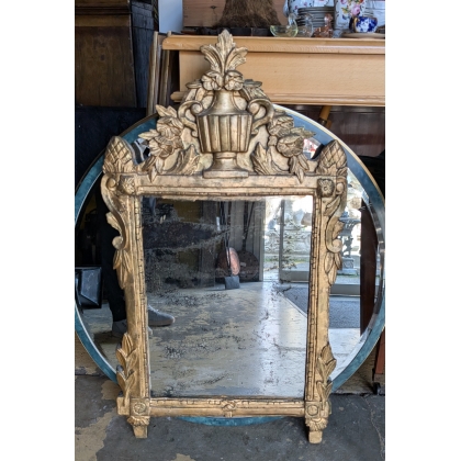 Miroir style Louis XVI doré, fronton urne