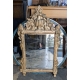 Miroir style Louis XVI doré, fronton urne