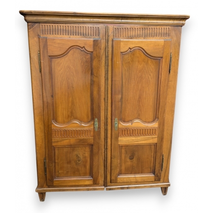 Armoire vaudoise en noyer