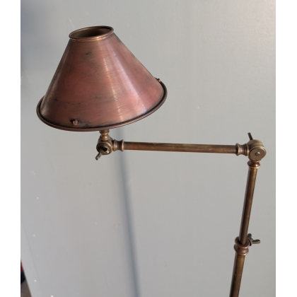 Lampe sur pied en laiton patiné