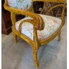Paire de fauteuils en bois sculpté et peint