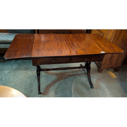 Sofá-mesa con dos alas abatibles. En Moinat SA - Antigüedades y decoración