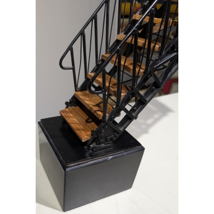Escalier miniature en fer et bois