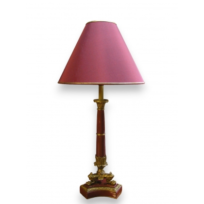  Lampe, pied porcelaine coloris bordeaux sur  Moinat SA  - Antiquités décoration
