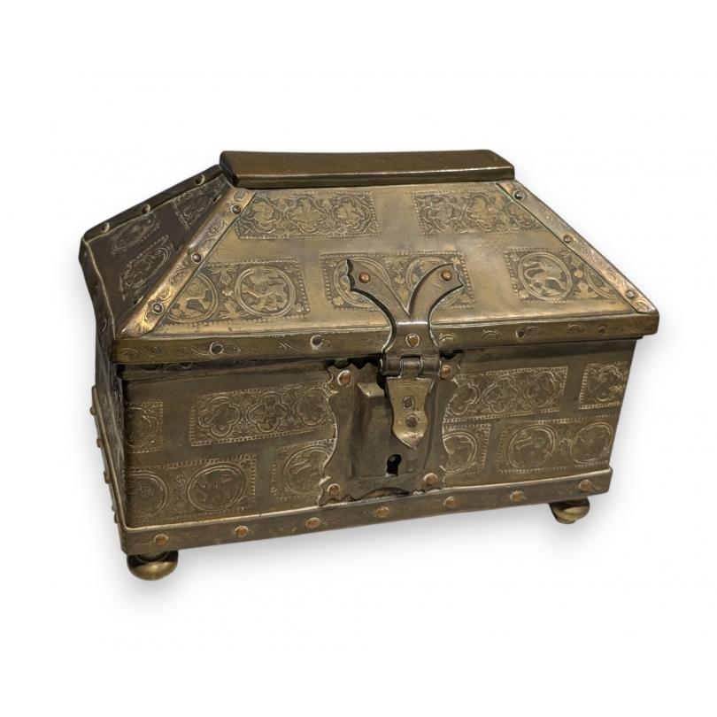 Coffret en laiton repoussé décor de lions