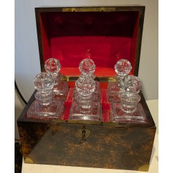 Tantalus en loupe de noyer, 6 carafes en cristal