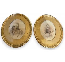 Paire de cadres ovales en bois doré