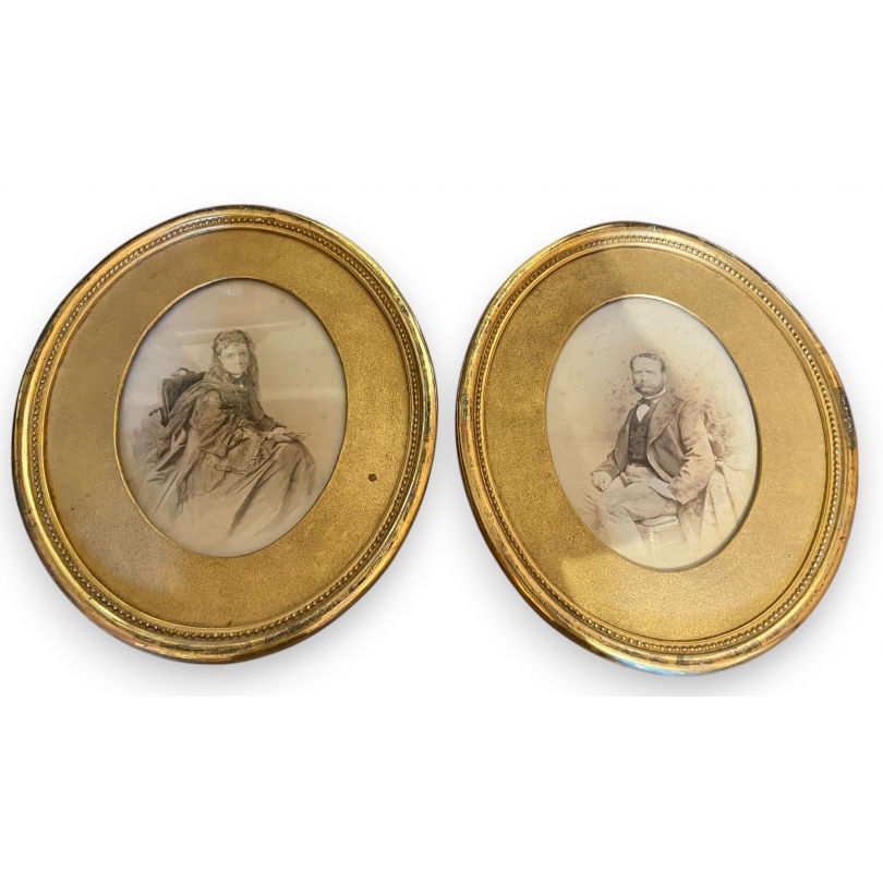 Paire de cadres ovales en bois doré
