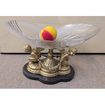Coupe ovale en cristal sur deux anges en bronze