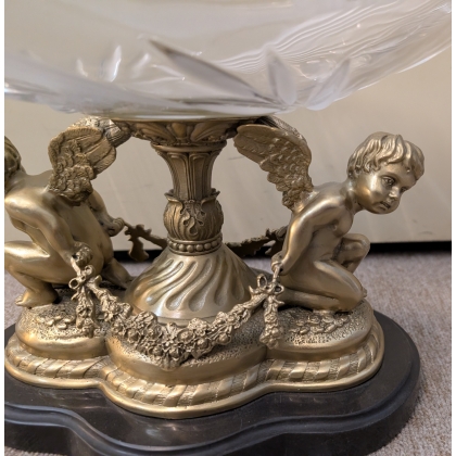 Coupe ovale en cristal sur deux anges en bronze