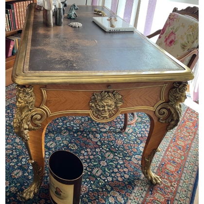 Bureau plat style Louis XV signé BERNEL