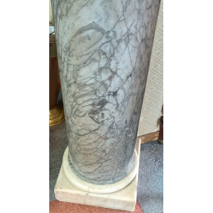 Monumentale colonne en marbre gris et blanc