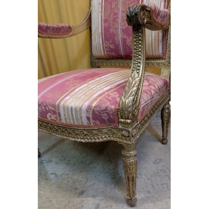 Paire de Fauteuils style Louis XVI dorés