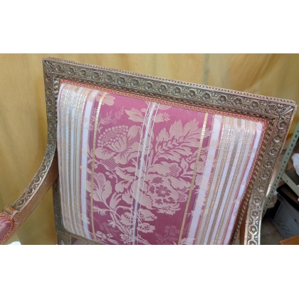 Paire de Fauteuils style Louis XVI dorés