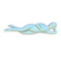 Okimono femme médecin allongée en ivoire
