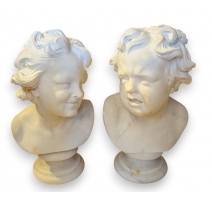 Paire de bustes d'enfants en marbre blanc