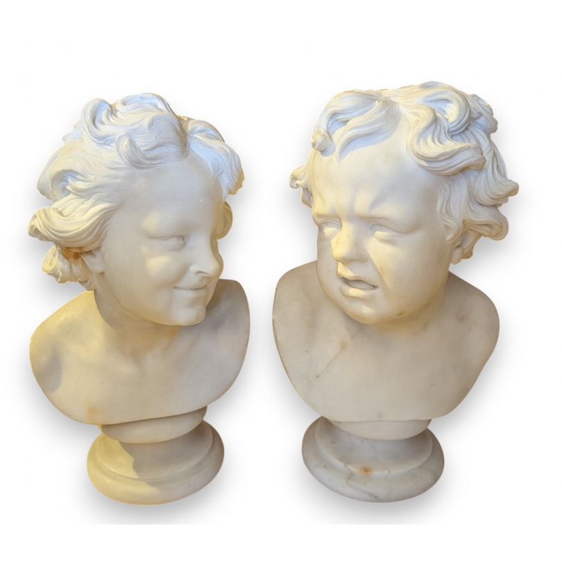 Paire de bustes d'enfants en marbre blanc