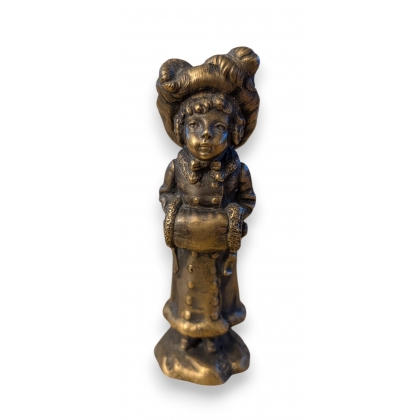 Bronze \"Fillette au manteau\"