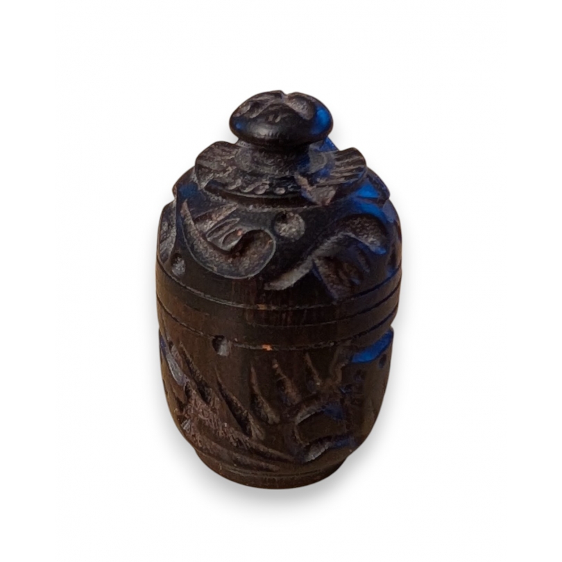 Petite boite miniature en bois sculpté