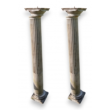Paire de colonnes cannelées en marbre de Carrare