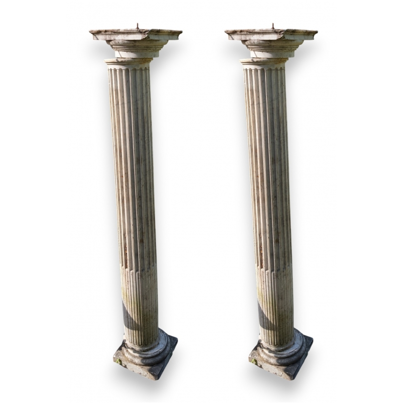 Paire de colonnes cannelées en marbre de Carrare