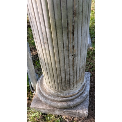Paire de colonnes cannelées en marbre de Carrare
